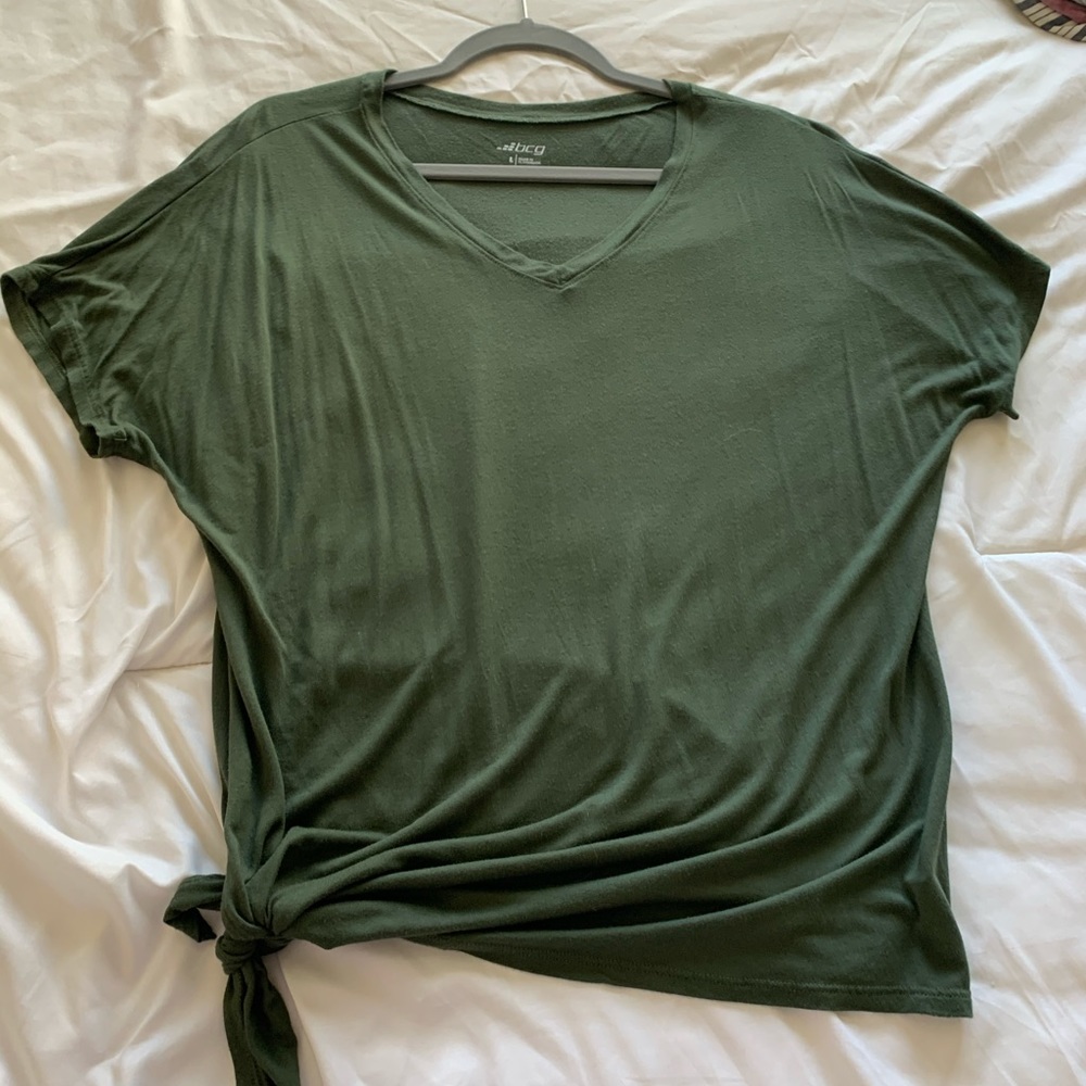 Side slit V-neck tee, size L